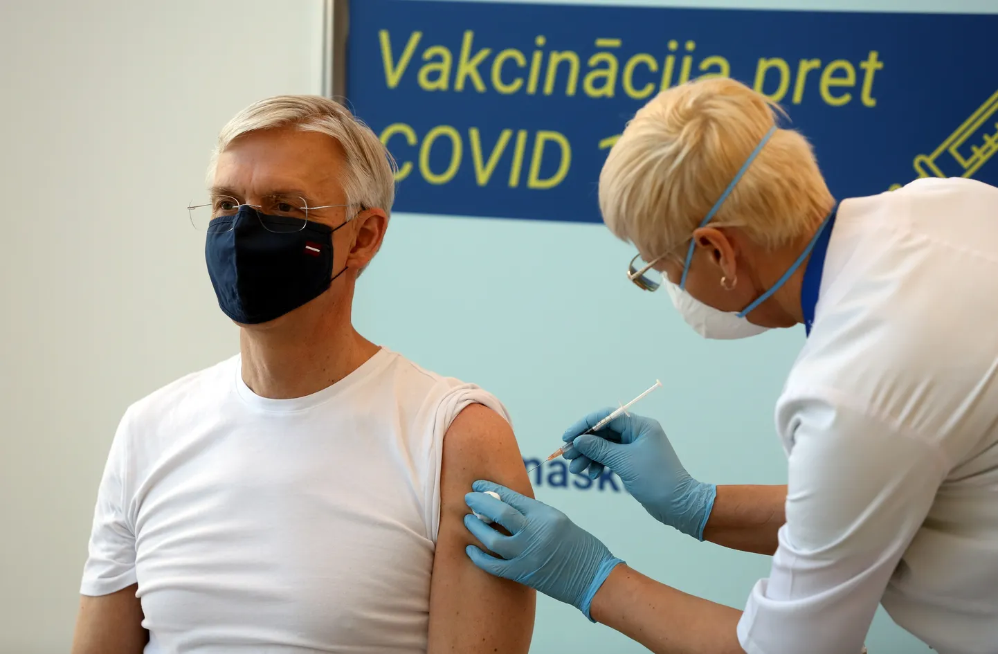 Ministru prezidents Krišjānis Kariņš saņem "Astra Zeneca" vakcīnas pret Covid-19 pirmo devu Paula Stradiņa klīniskajā universitātes slimnīcā.