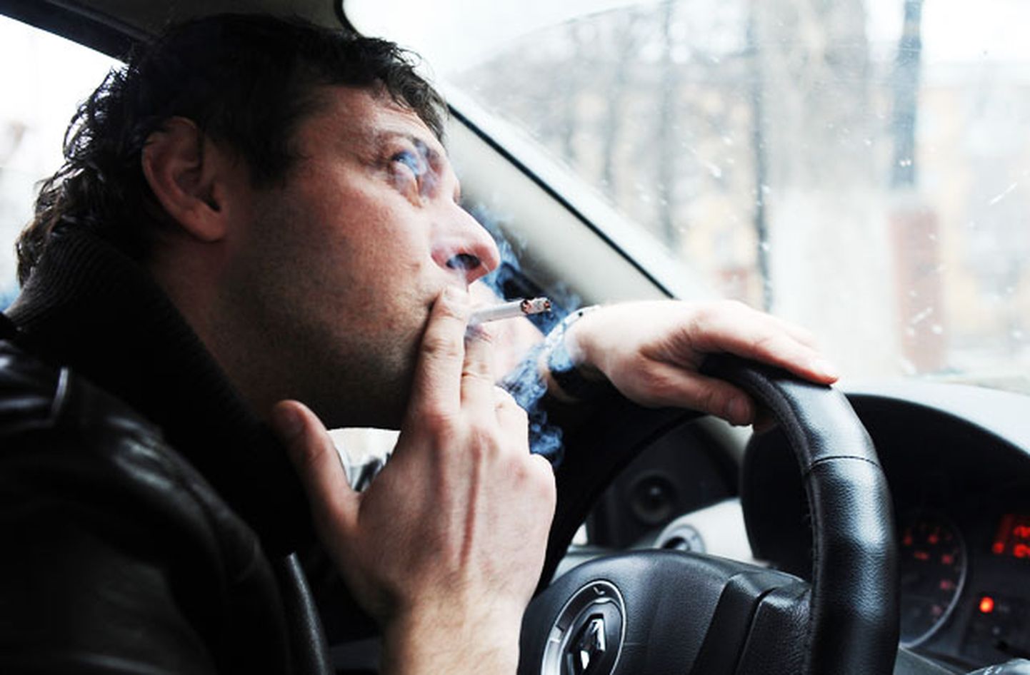 Можно курить в машине. Курит в машине. Курение за рулем. Мужчина курит в машине. Водитель курит за рулем машины.