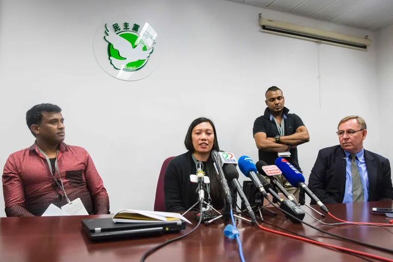 Sri Lanka põgenikud Ajith Puspa (vasakul) ja Supun Thilina Kellapatha ning nende advokaat Robert Tibbo