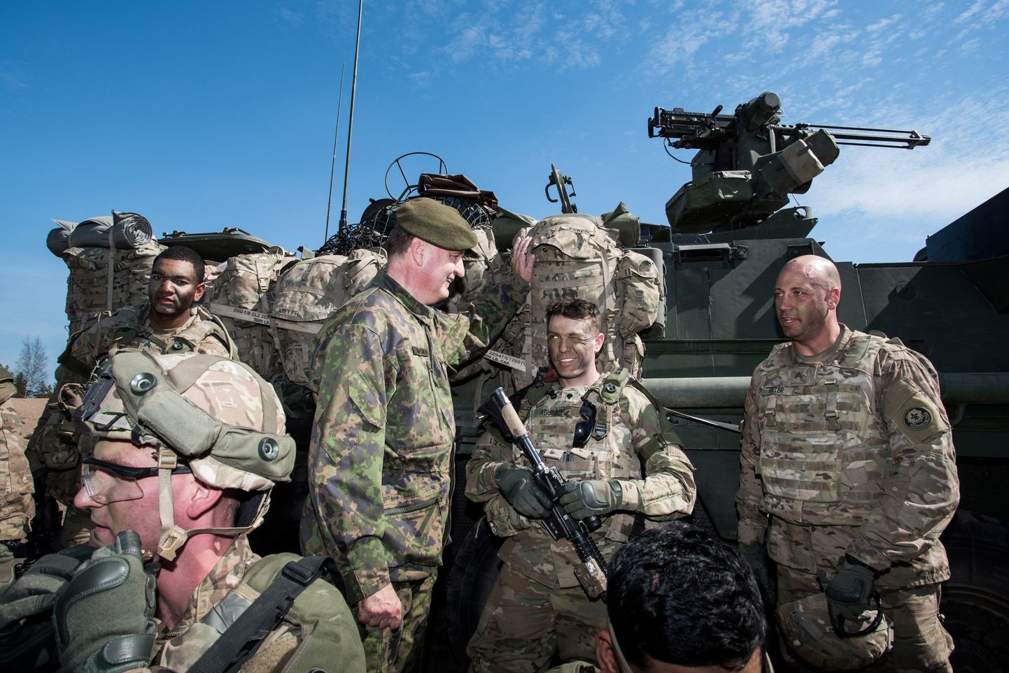 Soome kaitseväe kindralleitnant Seppo Toivonen (keskel) vestleb USA sõduritega ühisõppusel Soomes.