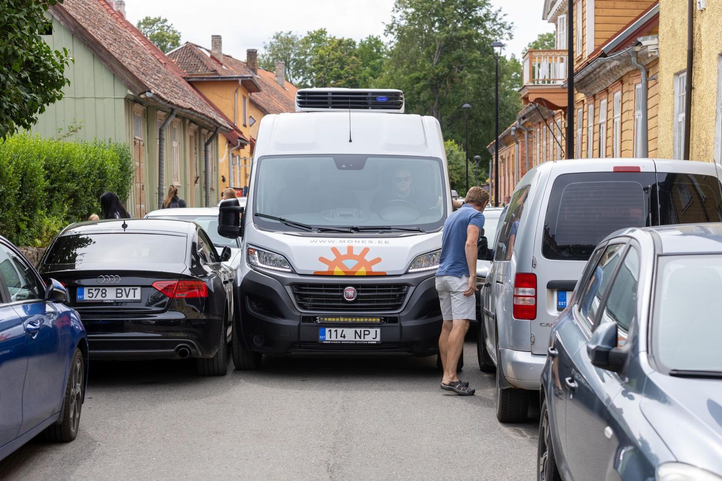 Pühapäeva pärastlõunal polnud Viljandis Lossi tänaval võimalik suuremat sorti sõidukiga liikuda, sest mõlemad teepooled olid tihedalt autosid täis.