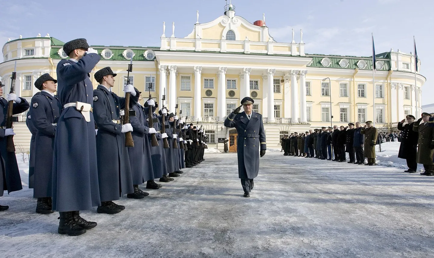 Eesti õhuväe rajaja ja kaitseväe juhataja kohuseid täitnud Vello Loemaa läks erru 2011. aastal kindralmajori auastmes.