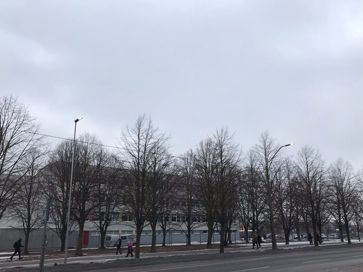 Фонари горят в Ласнамяэ даже в дневное время.