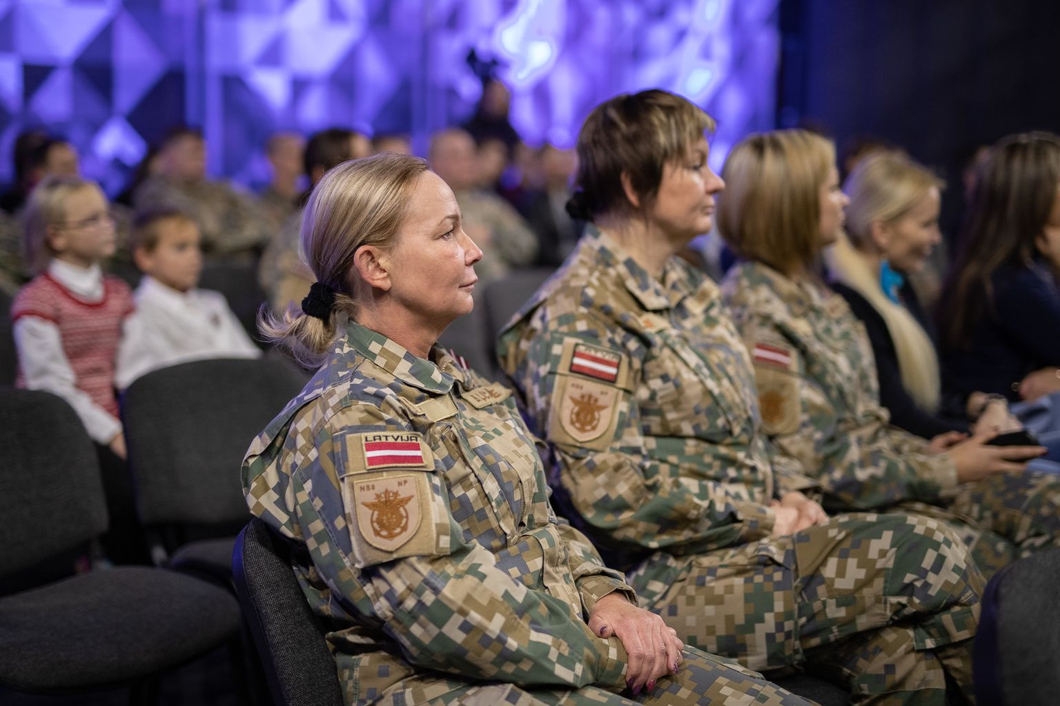 Служащие в Национальных вооруженных силах женщины.