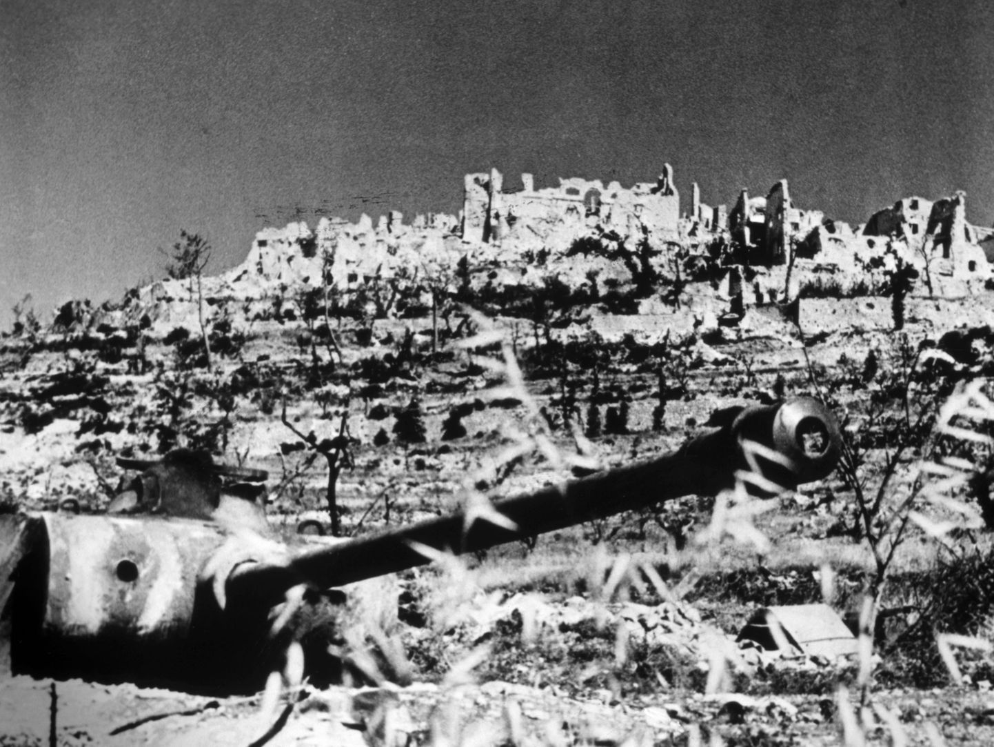 Esiplaanil on USA tank ja tagaplaanil on Itaalia Monte Cassino kloostri varemed. Foto on tehtud mais 1944