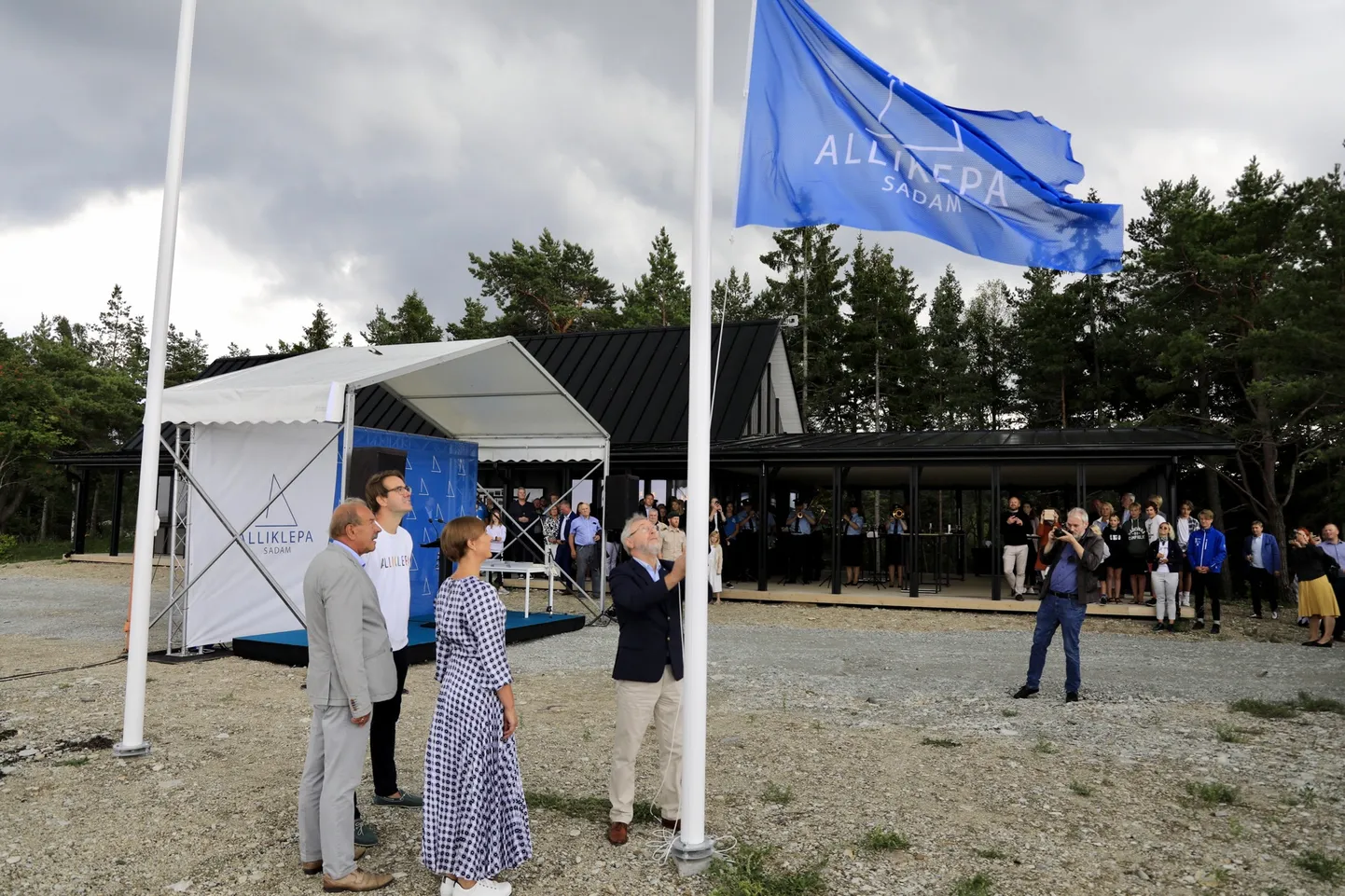Alliklepa sadama lipu heiskab viitseadmiral Tarmo Kõuts