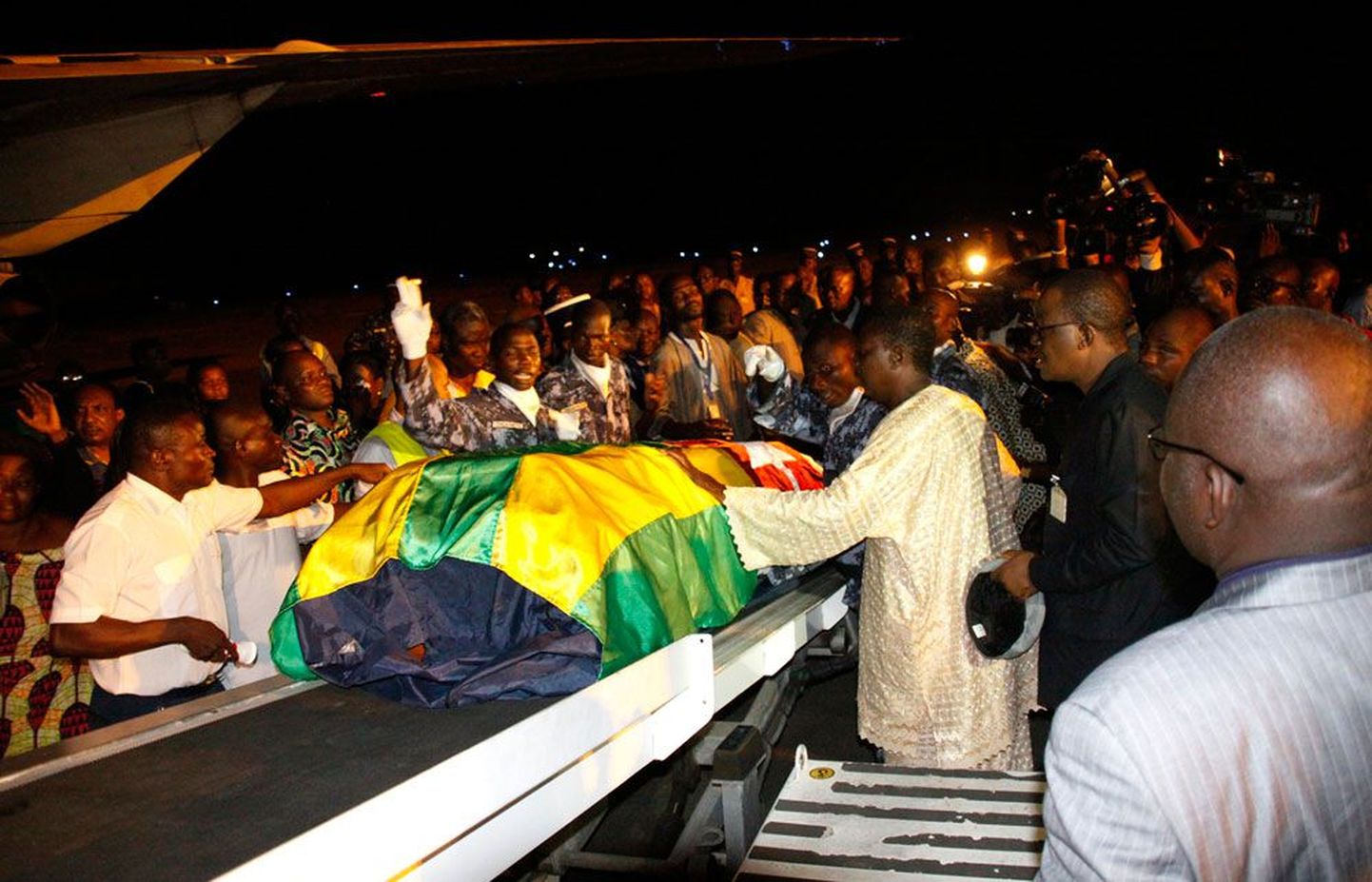 Togo pealinnas Lomes võtsid valitsusametnikud ja lähedased vastu kuulirahes hukkunud jalgpallimeeskonna  abitreeneri Amalete Abalo kirstu.