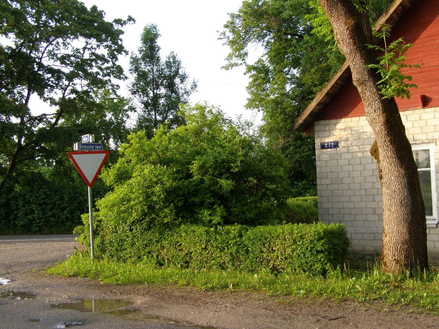 Olgugi, et võõrvõimu lõppemisest on möödas paarkümmend aastat, võib Rakkes senini kakskeelseid tänavasilte märgata.