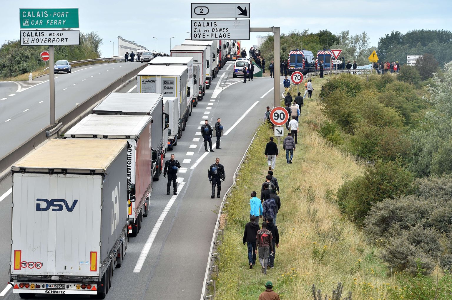 Calais on veokijuhtidele illegaalsete immigrantide tõttu peavalu tekitanud juba aastaid.