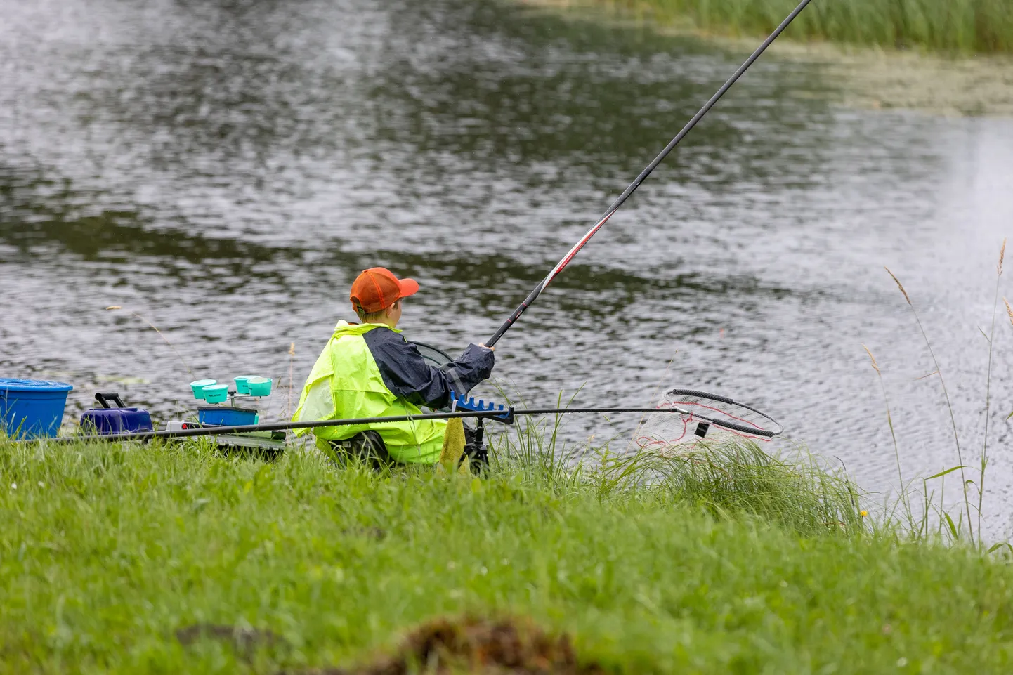 17.07.2022, Väätsa. Pühapäeva hommikul kogunesid kalastussõbrad Väätsa paisjärve äärde, kus kuulutati avatuks igasuvine Väätsa kalastusvõistlus.