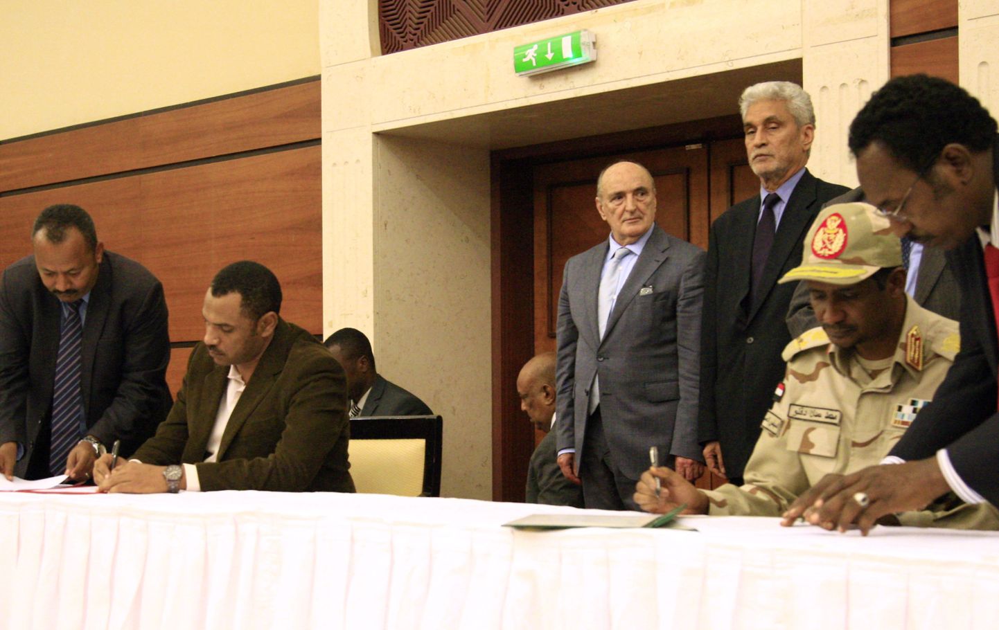Sudaani sõjanõukogu asejuht Mohamed Hamdan Dagalo ja protestiliikumise liider Ahmad al-Rabiah allkirjastasid võimujagamisleppe.
