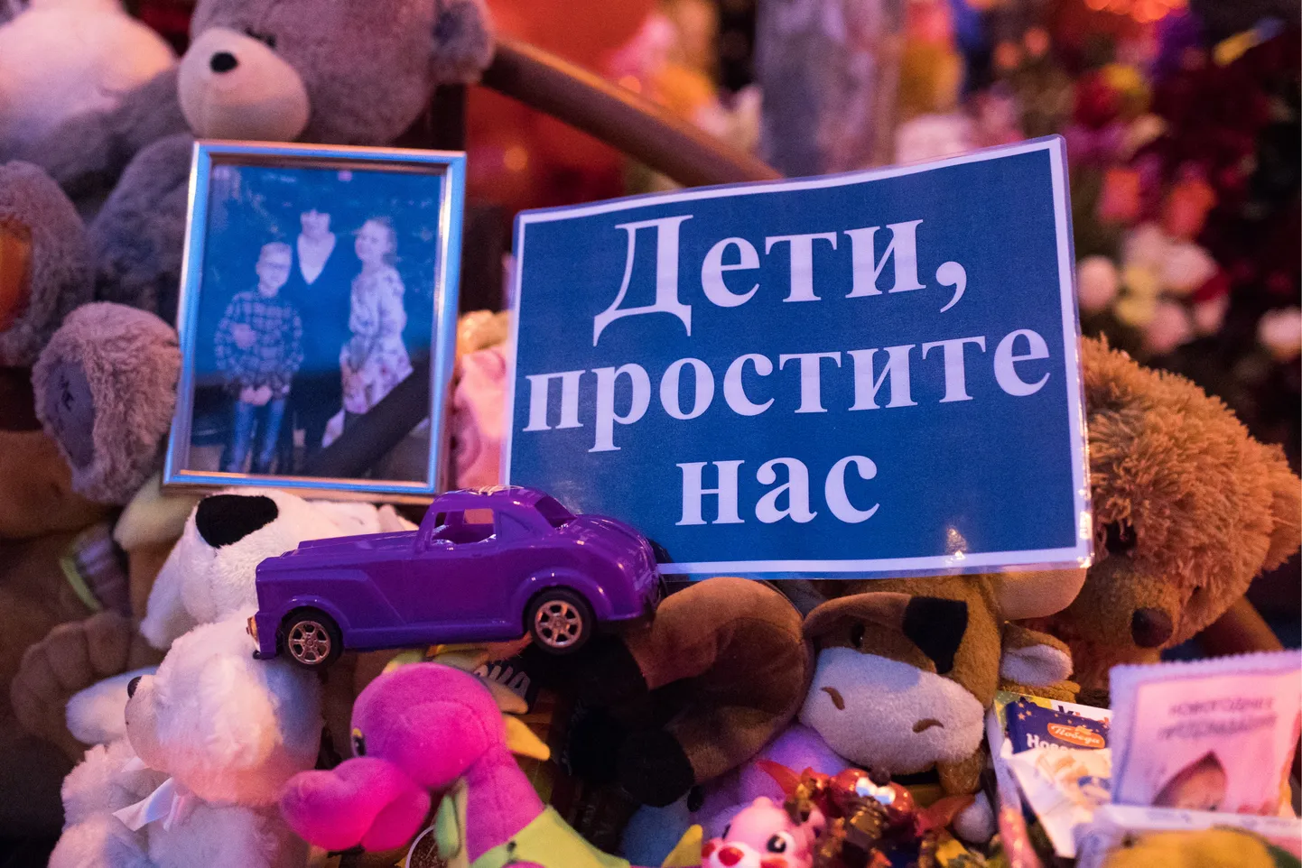 В результате пожара в Кемерово, по официальным данным, погибли 64 человека.