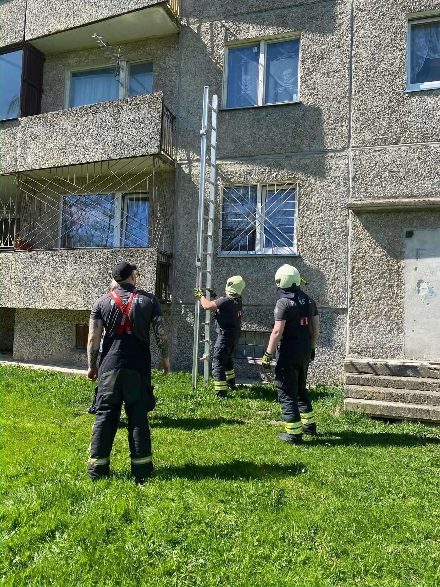 Pilt on illustreeriv. Päästjad otsivad võimalust akna või rõdu kaudu kukkunud hädalise korterisse sisenemiseks.