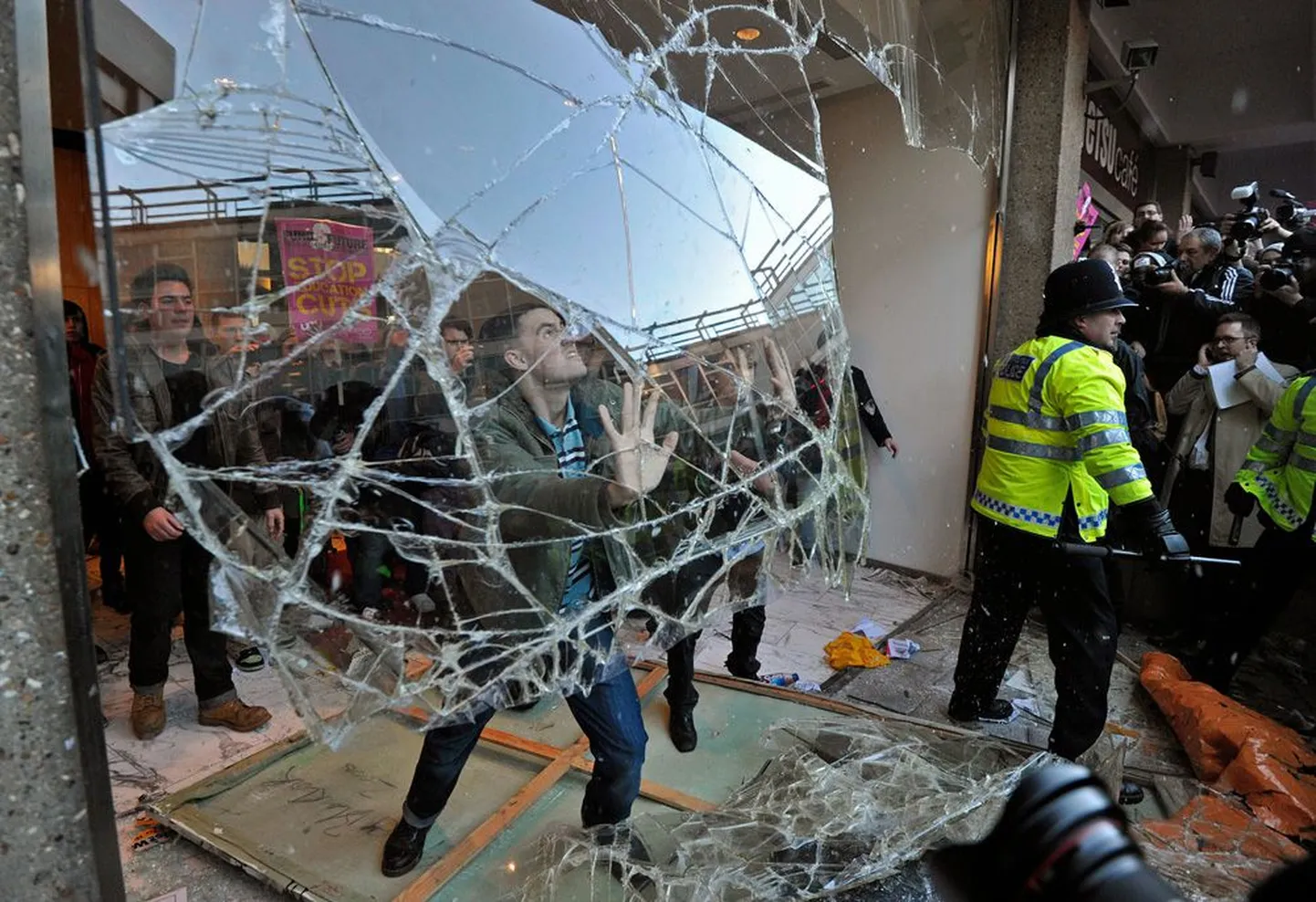 Rahutused konservatiivide peakorteris Westminsteris, kus kärbete pärast vihased üliõpilased aknaid lõhkusid ja fuajee segi peksid.