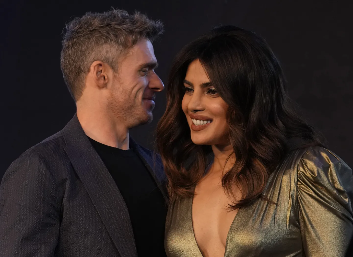 Näitlejad Priyanka Chopra Jonas ja Richard Madden 3. aprillil 2023 Indias Mumbais uue luurajatest rääkiva seriaali «Citadel»  esitlusel