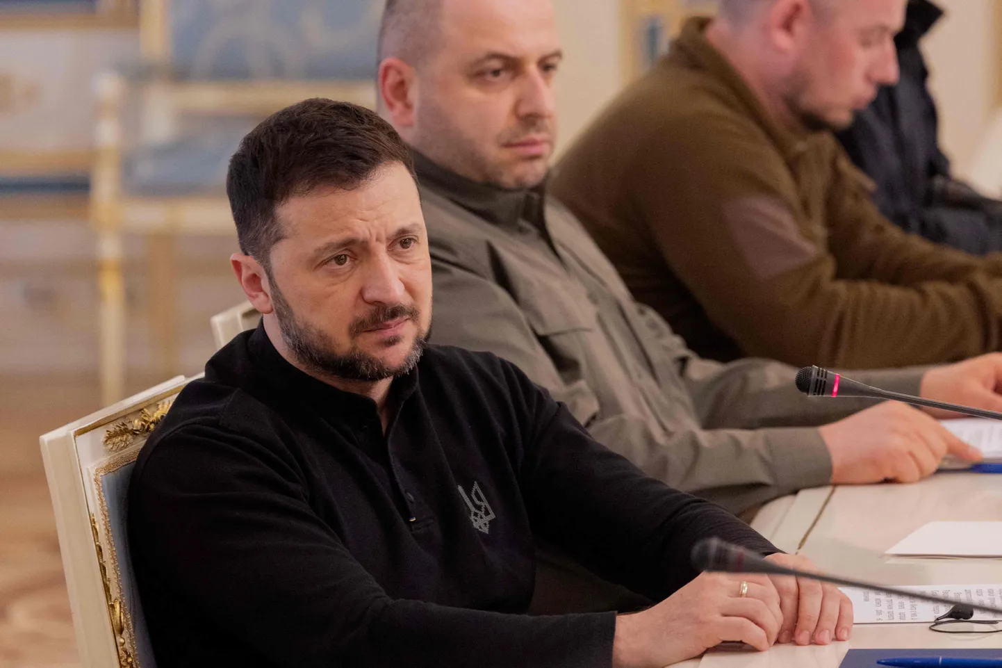 Владимир Зеленский и министр обороны Рустем Умеров (на заднем плане).