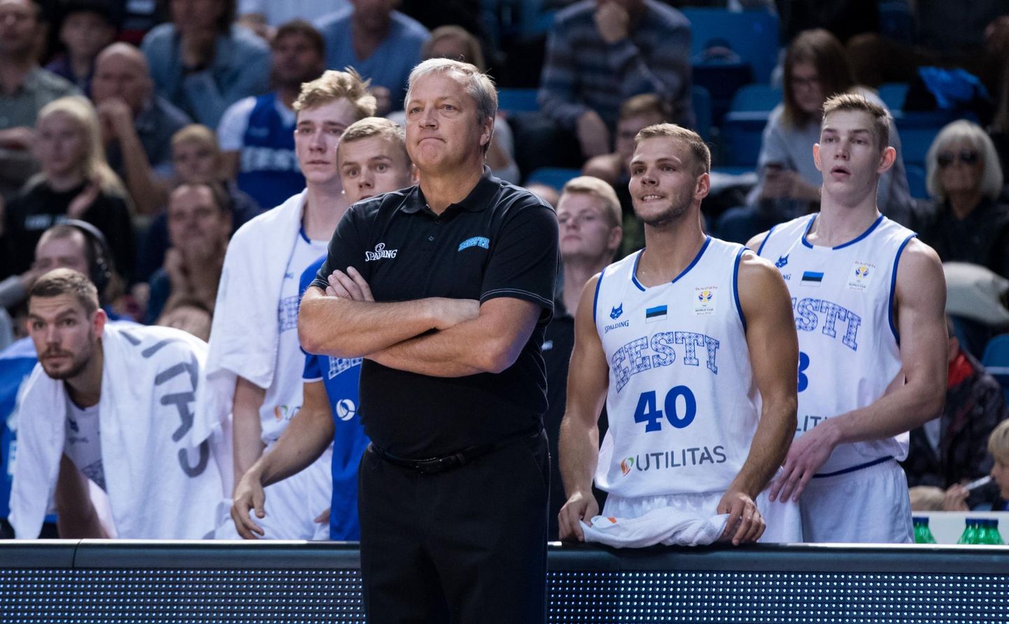 Eesti koondise peatreeneri Tiit Soku selja taga võib näha ka mitut noorema põlvkonna hoolealust. FOTO: Liis Treimann