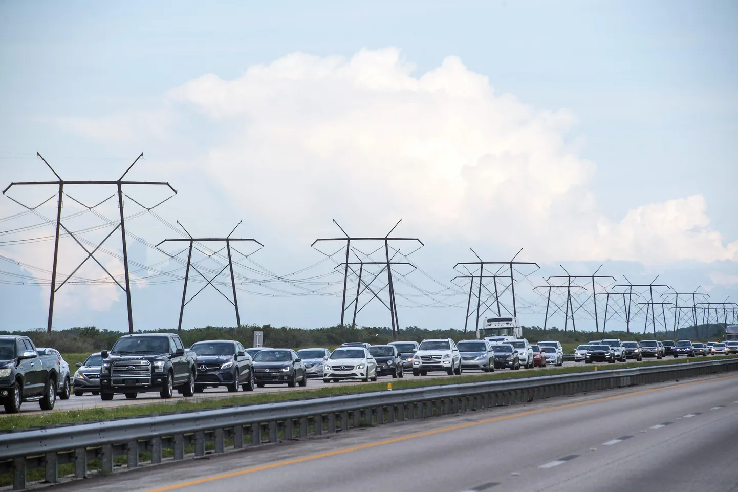 Autokolonn Floridas. Rahvas liigub rannikust eemale.
