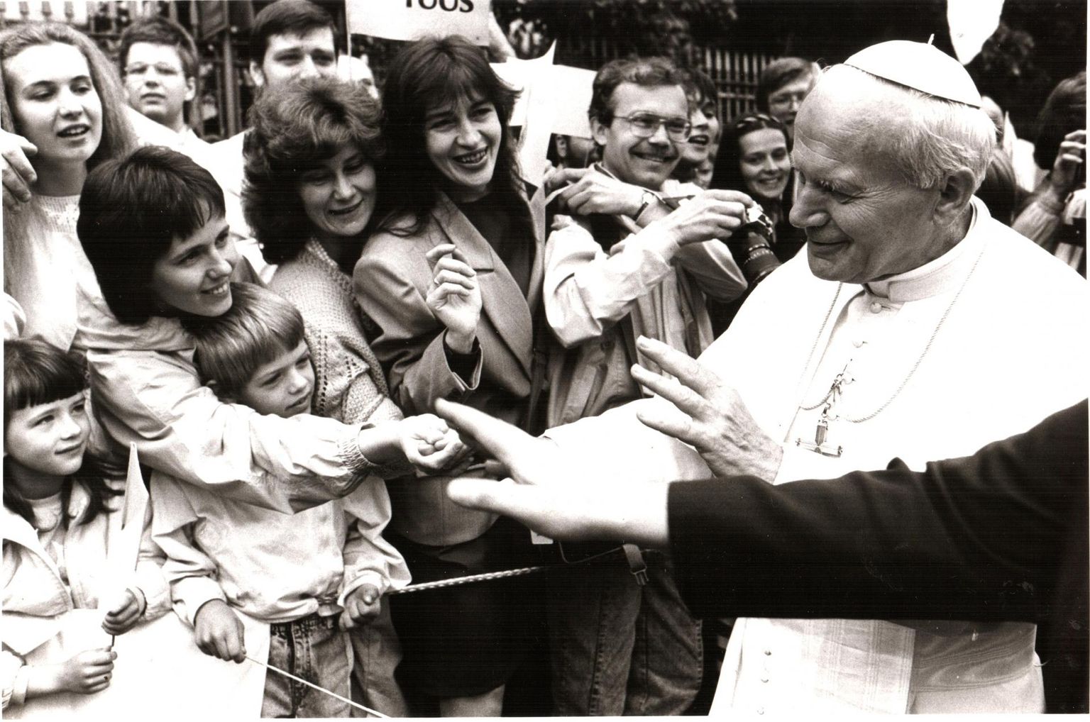 Grupp eestlasi Helsingis 1989. aastal paavsti tervitamas. Mari Järvi käsi Johannes Paulus II käes.