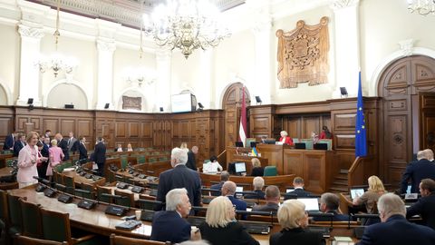 Mieriņa apsver iespēju Saeimai strādāt arī vasarā
