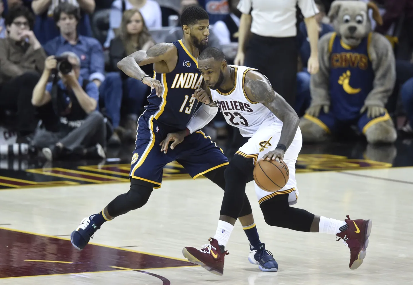 LeBron James (palliga) suutis kahele lisaajale läinud kohtumises saada jagu nii Indiana Pacersist kui ka viimaste tähtmängist Paul George'ist (vasakul).