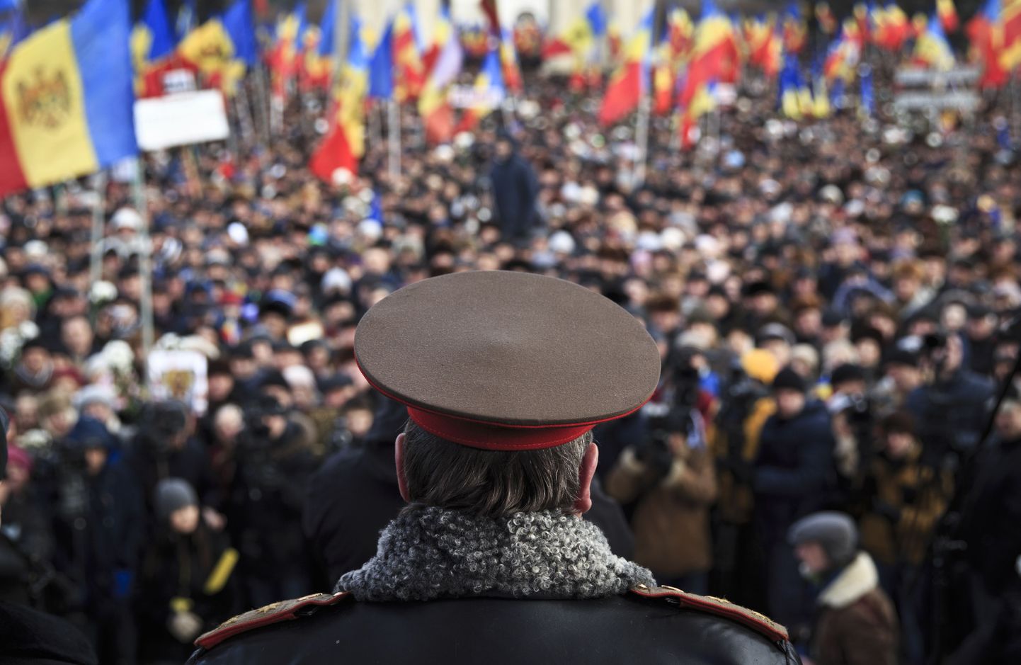 Moldova sõjaväelane jälgimas tänast meeleavaldust.