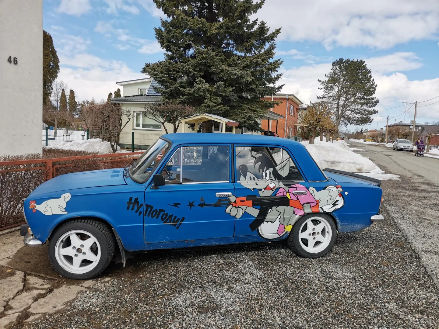 Kihvti kujundusega auto.