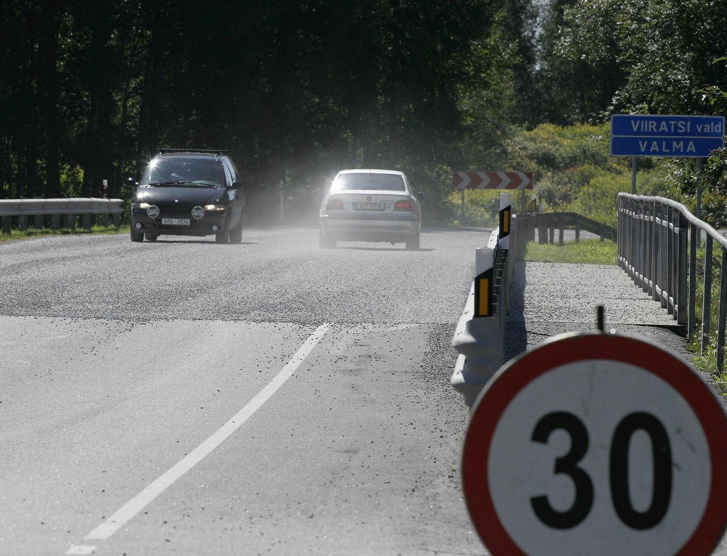 Maanteeameti uuringust selgus, et 90 protsenti autojuhtidest ei pea kinni värskelt pinnatud maanteel kehtestatud ajutistest kiiruspiirangutest.