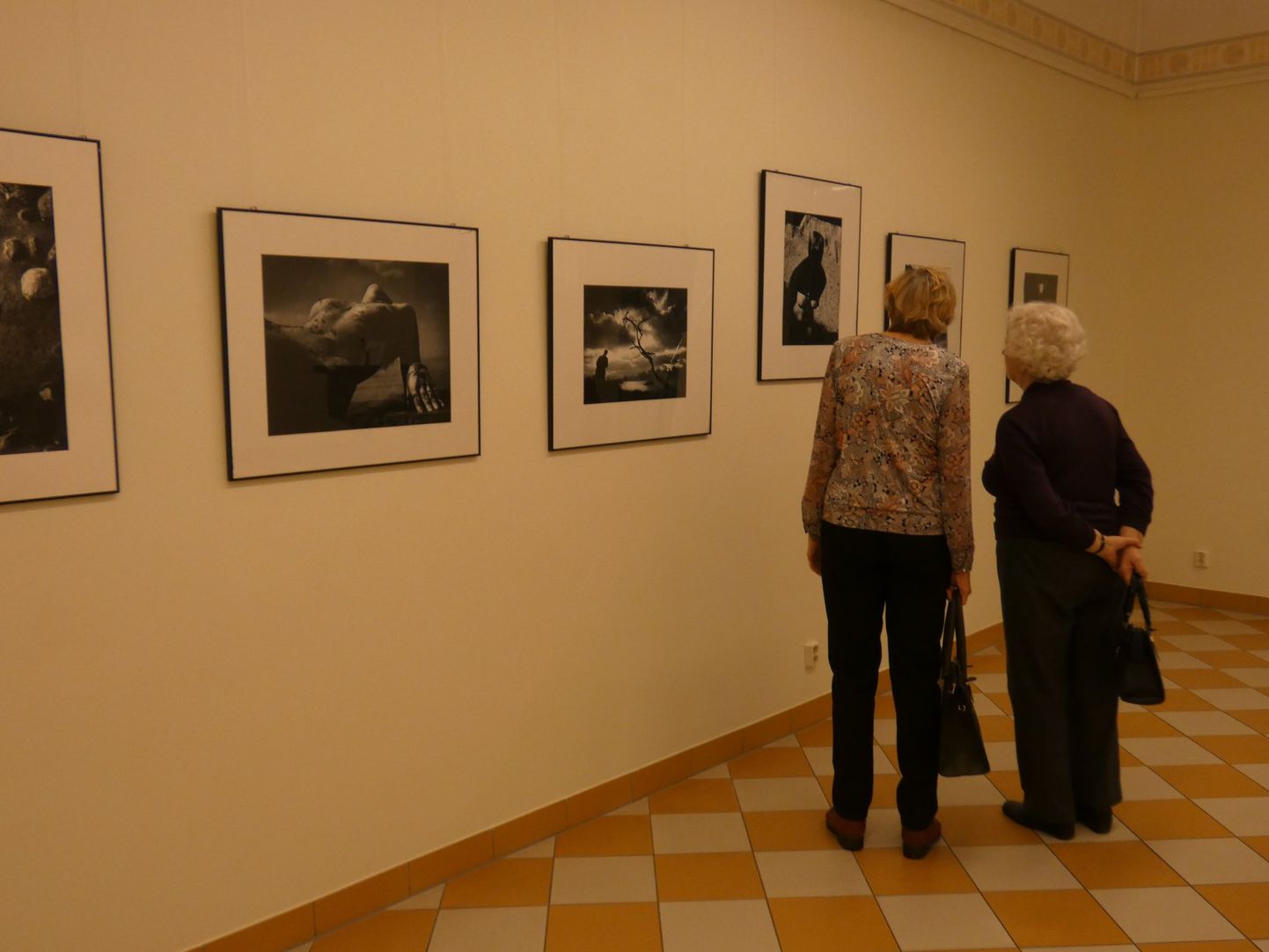 Teisipäeval avati Valga muuseumis legendaarse fotograafi ja filmioperaatori Peeter Toominga retrospektiivnäitus "Mees valgel hobusel".