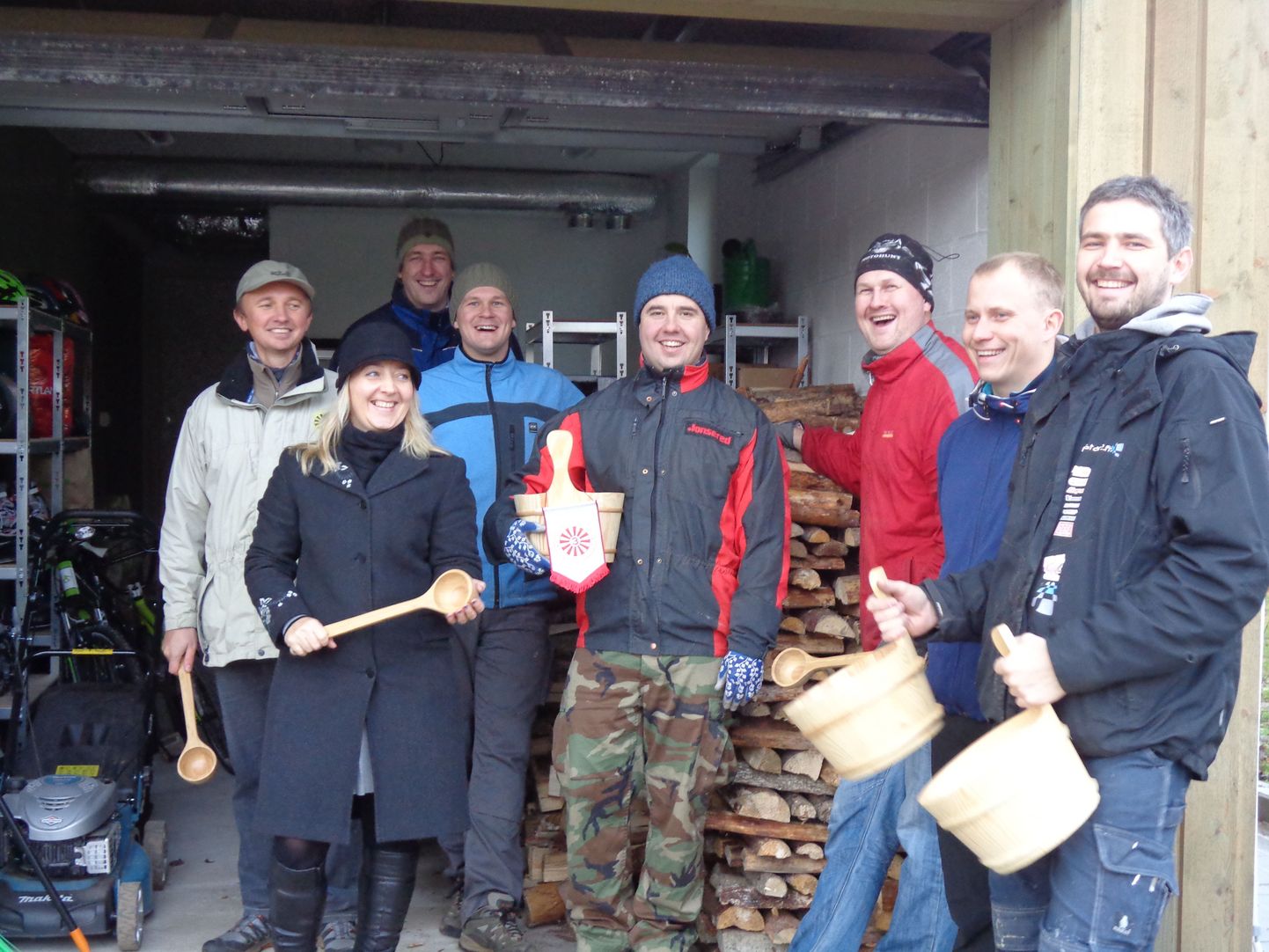 Round Table Tartu klubi liikmed tahtsid aidata Käopesa väikelastekodu. Viimane tundis puudust küttepuudest ja saunakibudest. Reedel jõudiski kõik vajalik Tartusse kohale.
