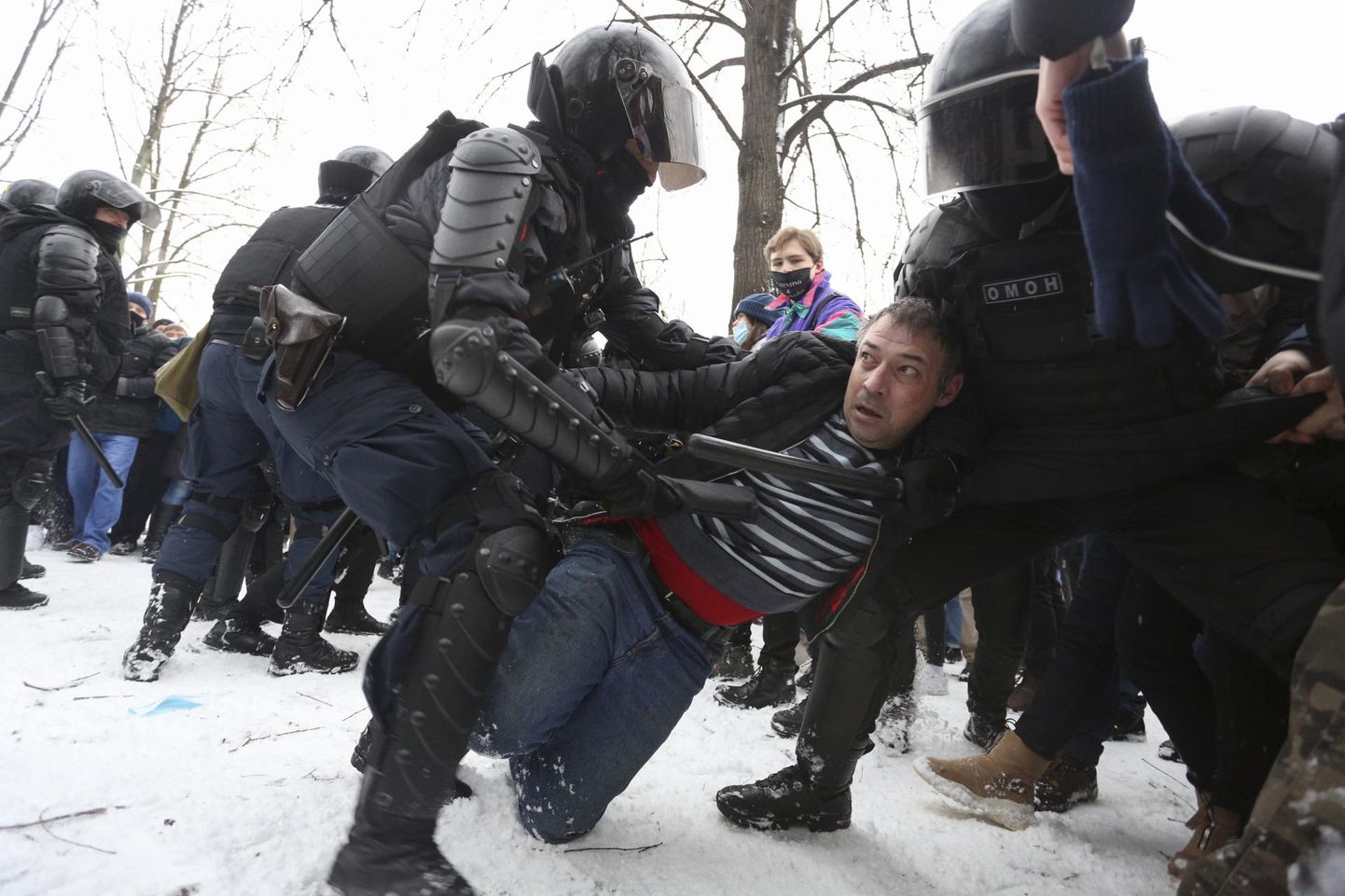 Politseinikud peavad Peterburis kinni Aleksei Navalnõi toetusmeeleavaldusel osaleja.