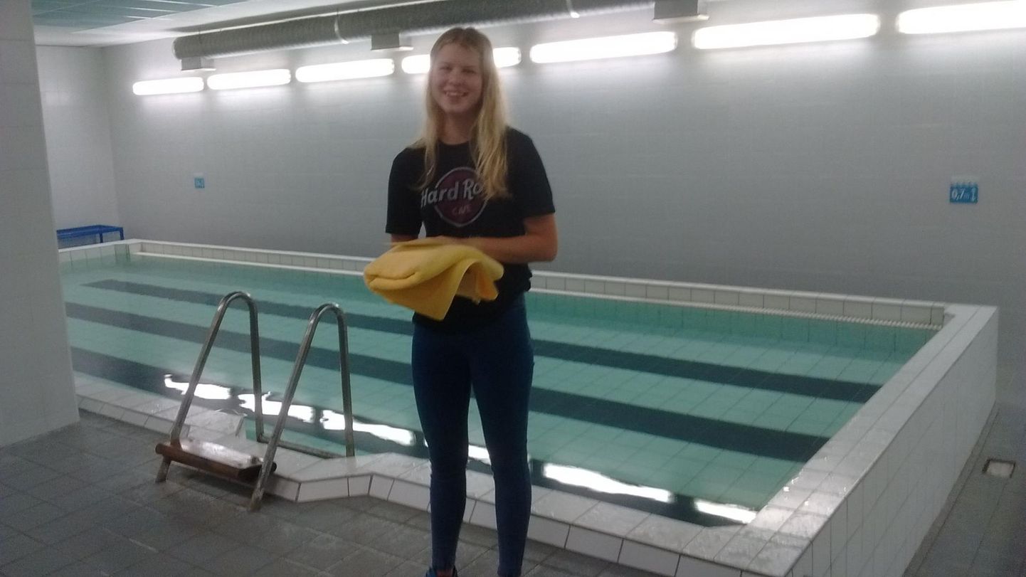 Pärnu spordikooli esindaja Annika Vainikk võitis Eesti ujumismeistrivõistlustel kolm hõbemedalit ja parandas 200 meetri kompleksujumises suvepealinna rekordit.