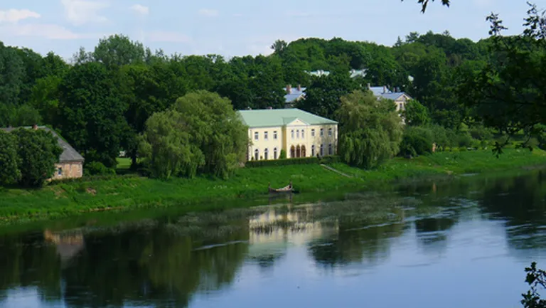 No pilskalna paveras skaists panorāmas skats uz Mežotnes pili