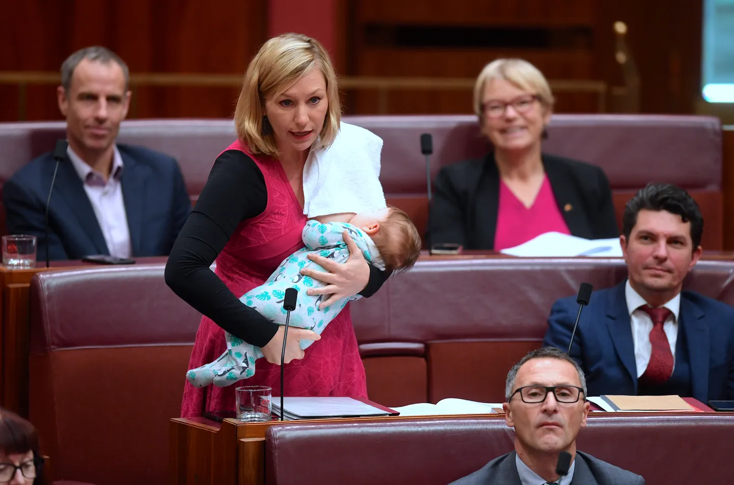 Mõne aasta eest pälvis tähelepanu Austraalia senaator Larissa Waters, kes imetas senatis sõna võttes oma last.