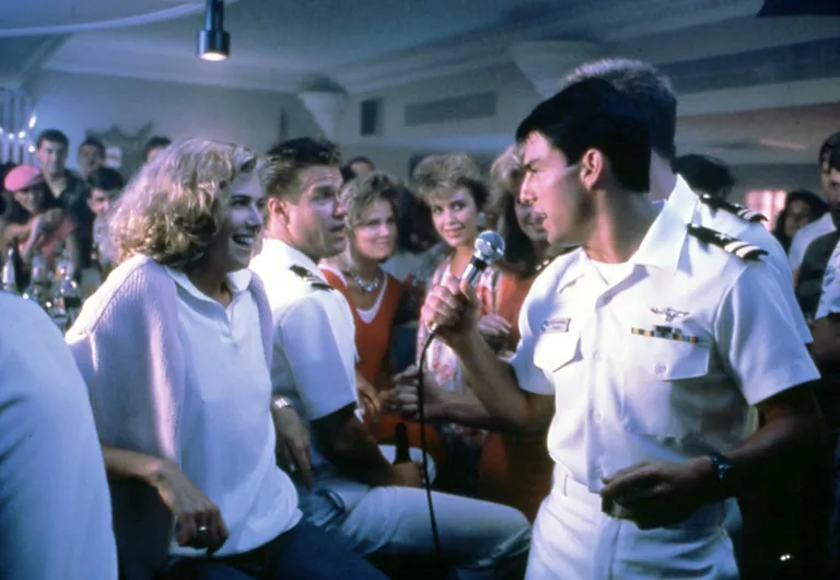 Kaader 1986. aasta filmist «Top Gun». Pildi keskel Kelly McGillis ja Tom Cruise