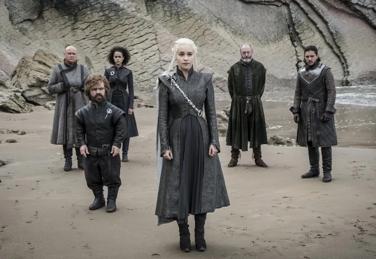 Kaader «Troonide mängu» seitsmendast hooajast. Esiplaanil Emilia Clarke Daenerys Targaryenina