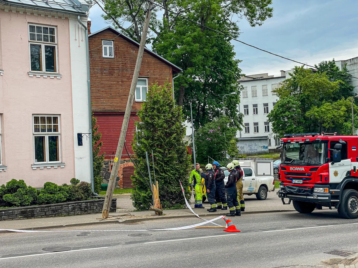 Valgas Julius Kuperjanovi tänaval murdus Lilli restorani ees elektripost, kui seda rammis prügiveoauto. Post jäi kaablite külge rippuma, päästjad piirasid ohuala ning kohale kutsuti ka elektrikud.