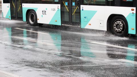 В Таллинне автобус протащил зажатого дверью мужчину по проезжей части