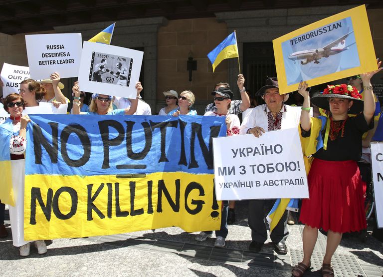 Kohaliku ukraina kogukonna esindajad meeleavaldusel.