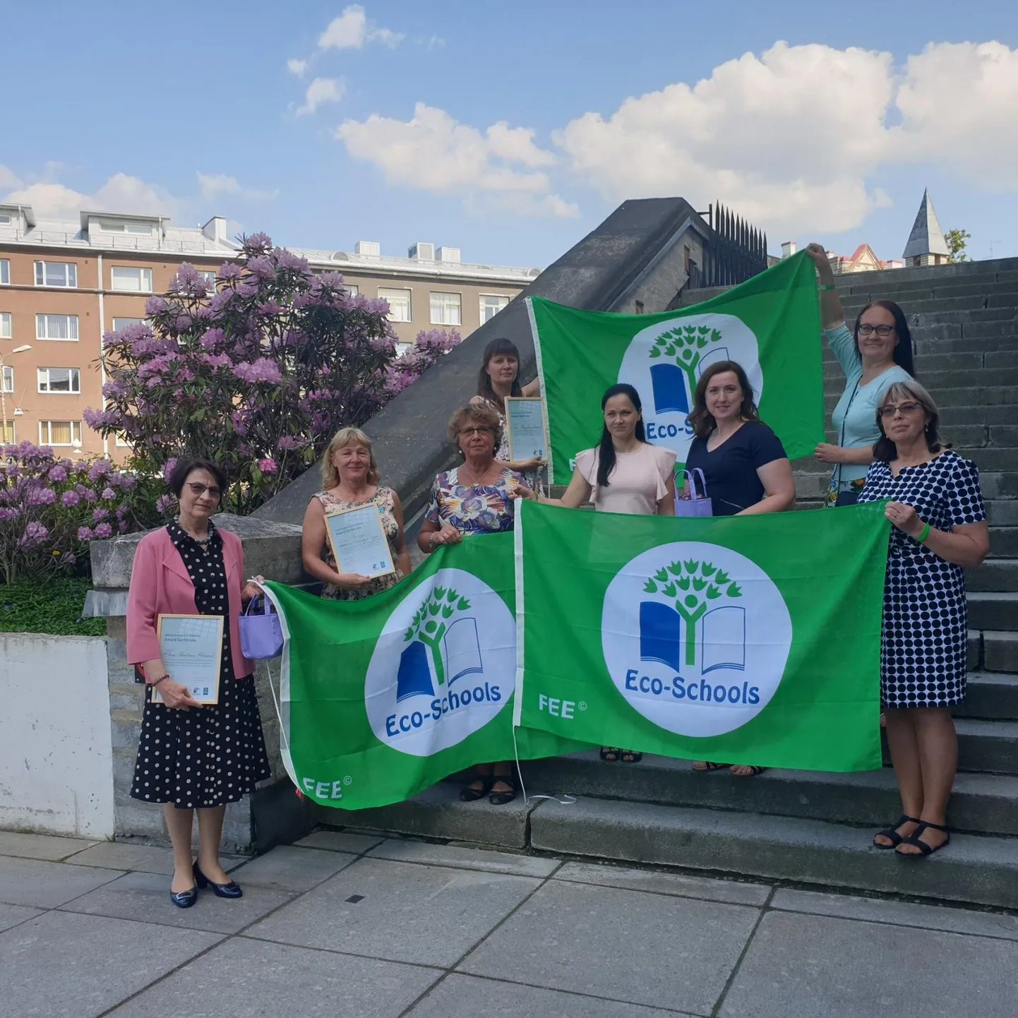 Rohelise lipuga seisavad (vasakult) Pärnu Kesklinna lasteaia direktor Maire Lulla, Seljametsa lasteaia õpetaja Kaire Holm, Päikesejänku lasteaia õppealajuhataja Maret Põlluste, Seljametsa lasteaia õpetajad Liis Osipov ja Aveli Afanasjeva ning Päikesejänku õpetaja Erika Talumaa. Seisavad Päikesejänku õpetajad Kati Oviir ja Piret Kell.