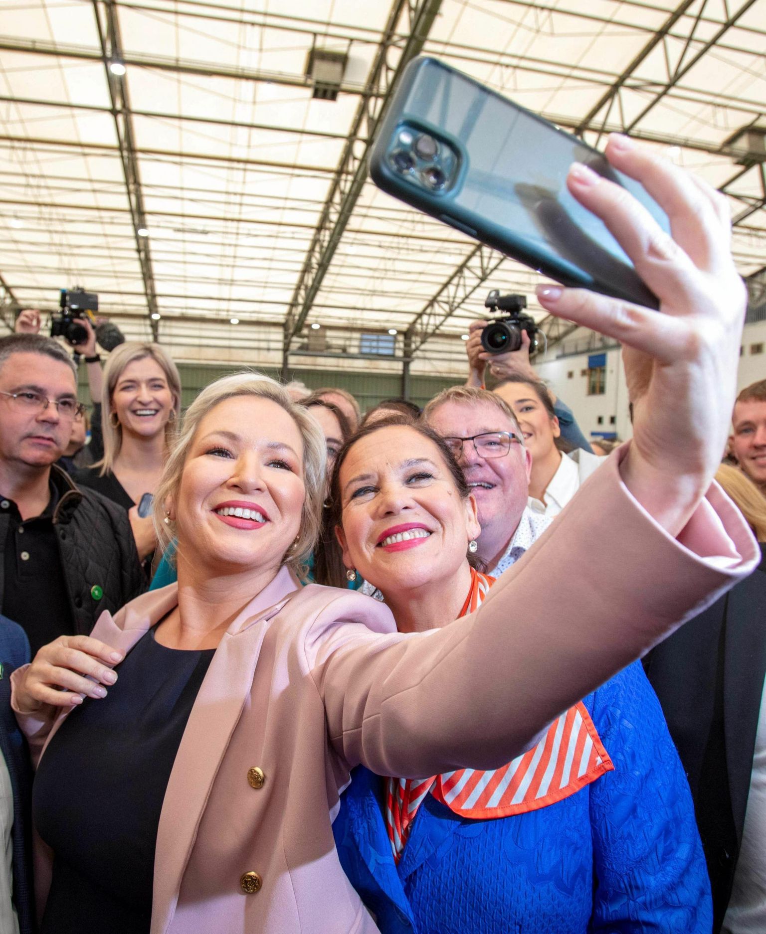 Soosik Põhja-Iirimaa esimese ministri kohale Michelle O’Neill (vasakul) jäädvustab eelmisel nädalal valimisvõitu tähistades endast fotot koos tema erakonna rahvusliku Sinn Féini juhi Mary Lou McDonaldiga.