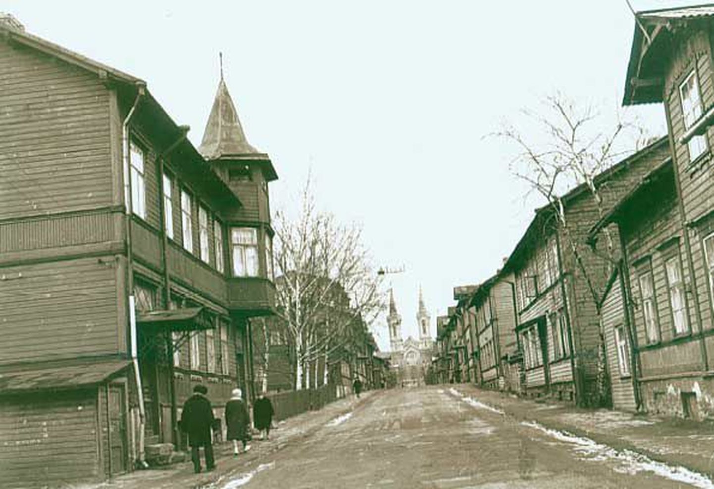 Sellel Nõukogude ajal tehtud fotol on Luise tänav, taamal paistab Kaarli kirik.