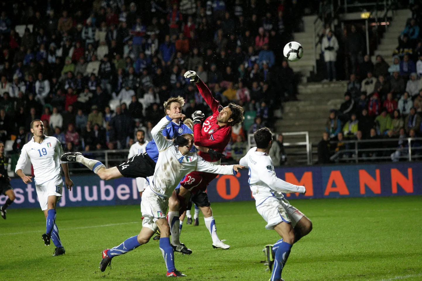 Raio Piiroja (sinises) võitlemas 2010. aastal Itaalia kaitsjatega.