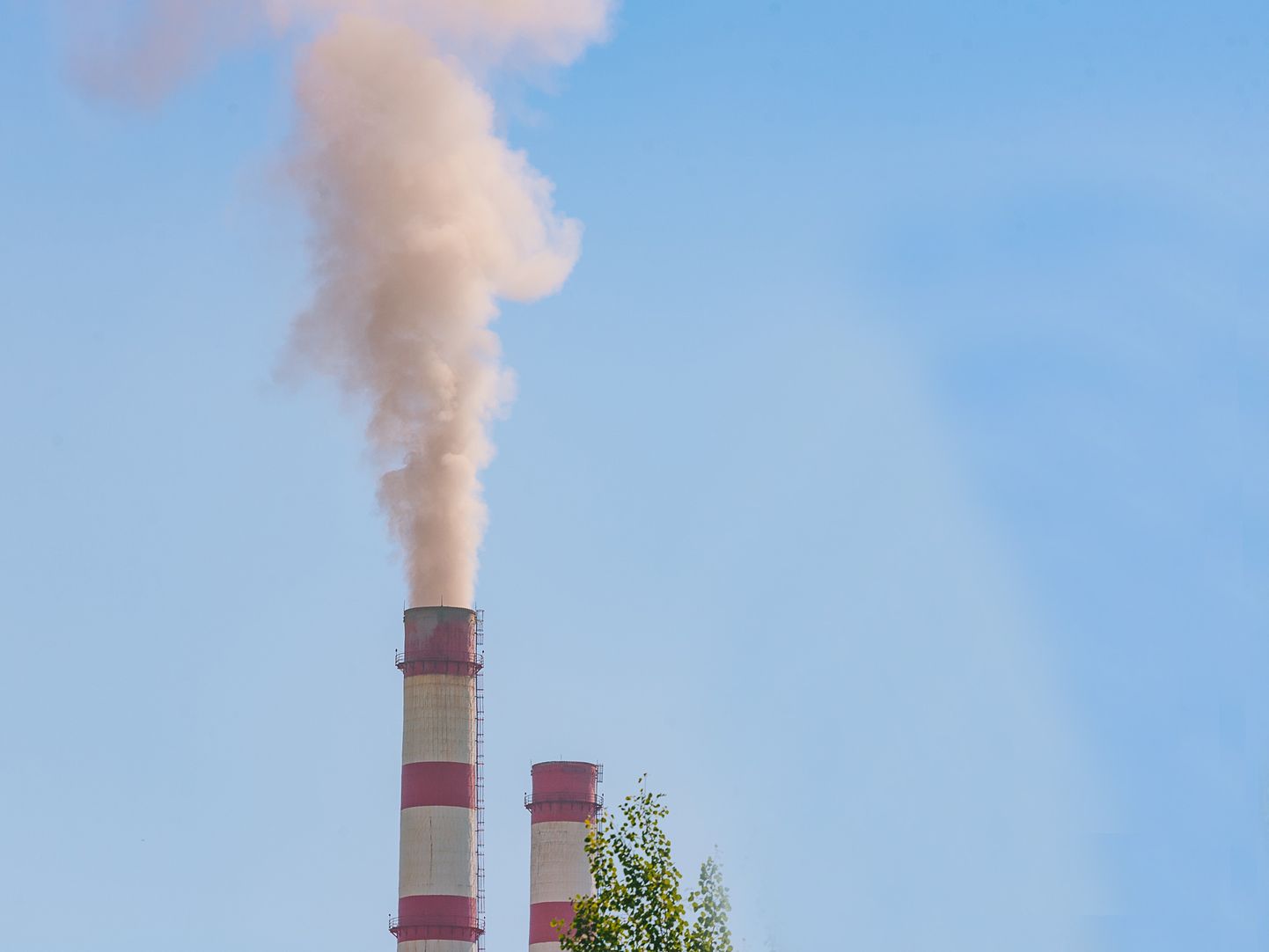 Нарвские электростанции выбросили в этом году в воздух на несколько миллионов тонн меньше двуокиси углерода, чем в прошлом году.