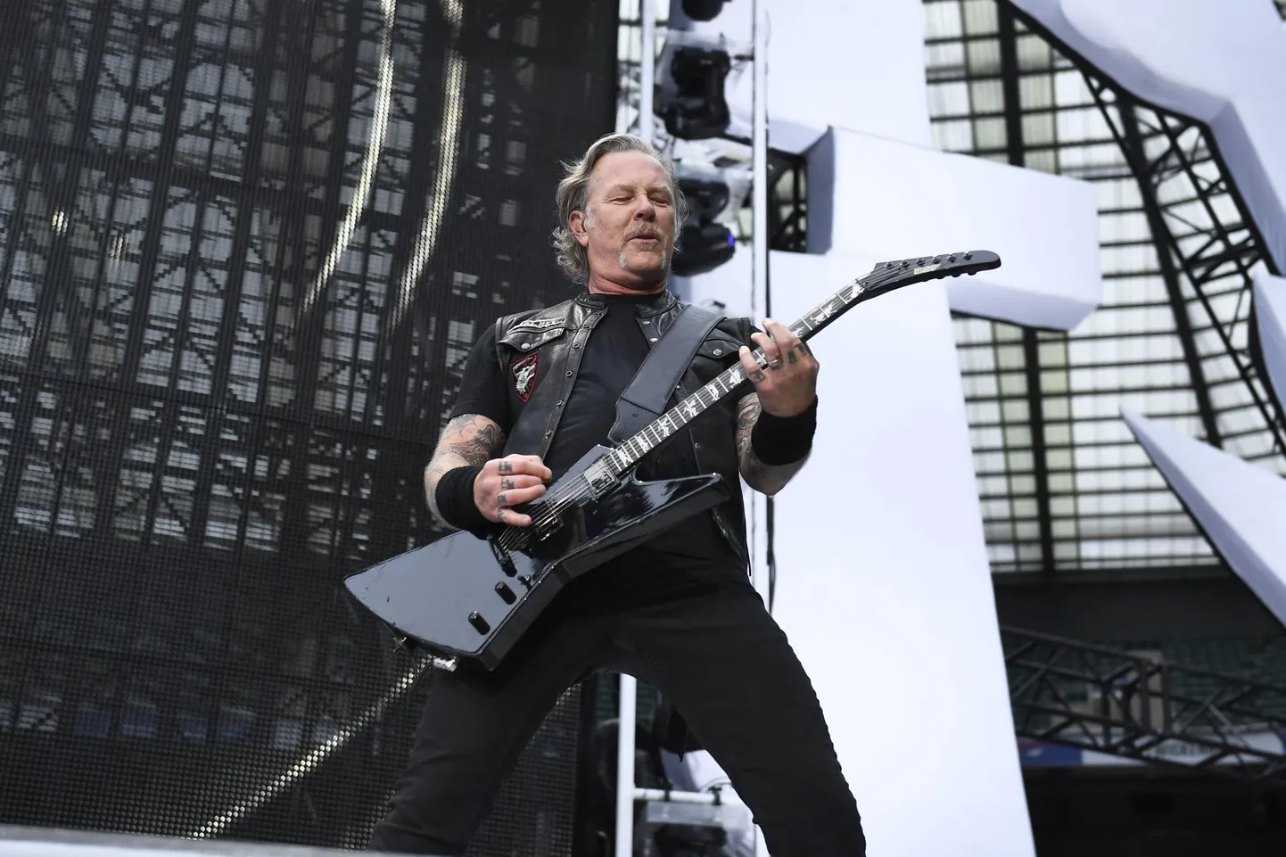 Metallica laulja ja rütmikitarrist James Hetfield mängimas eelmisel kuul Inglismaal Twickenhami staadionil.