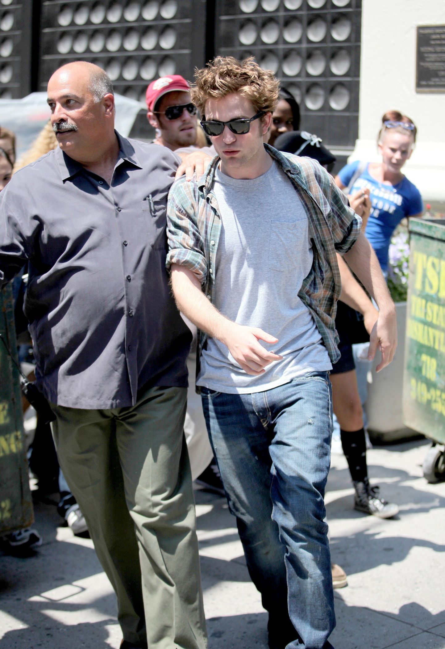 Robert Pattinson põrkas fännide eest põgenedes taksoga kokku