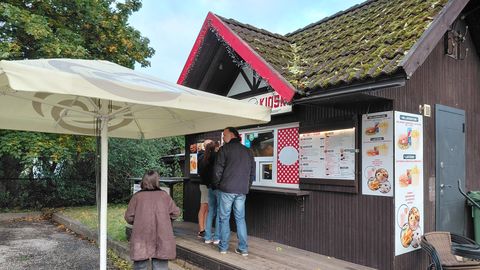 REPORTAAŽ ⟩ «Meenub lapsepõlvest mu esimene burger, mille siit sain!» Üle 30 aasta tegutsenud Retro Kiosk sulgeb uksed
