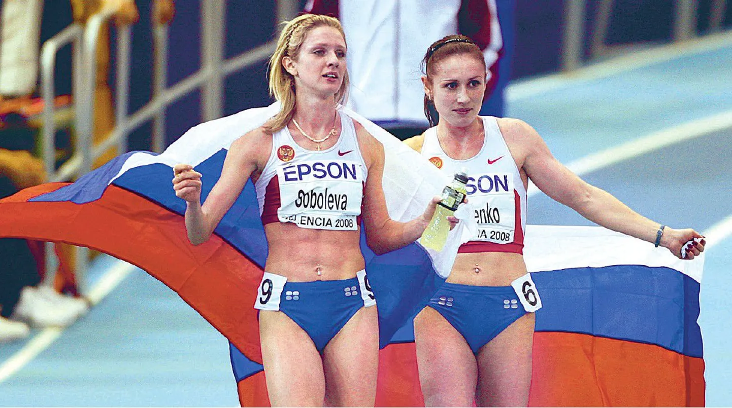 Kaks dopingupatust, Jelena Soboleva (vasakul) ning Julia Fomenko, pärast kordaläinud võistlust sisemaailmameistrivõistlustel.
