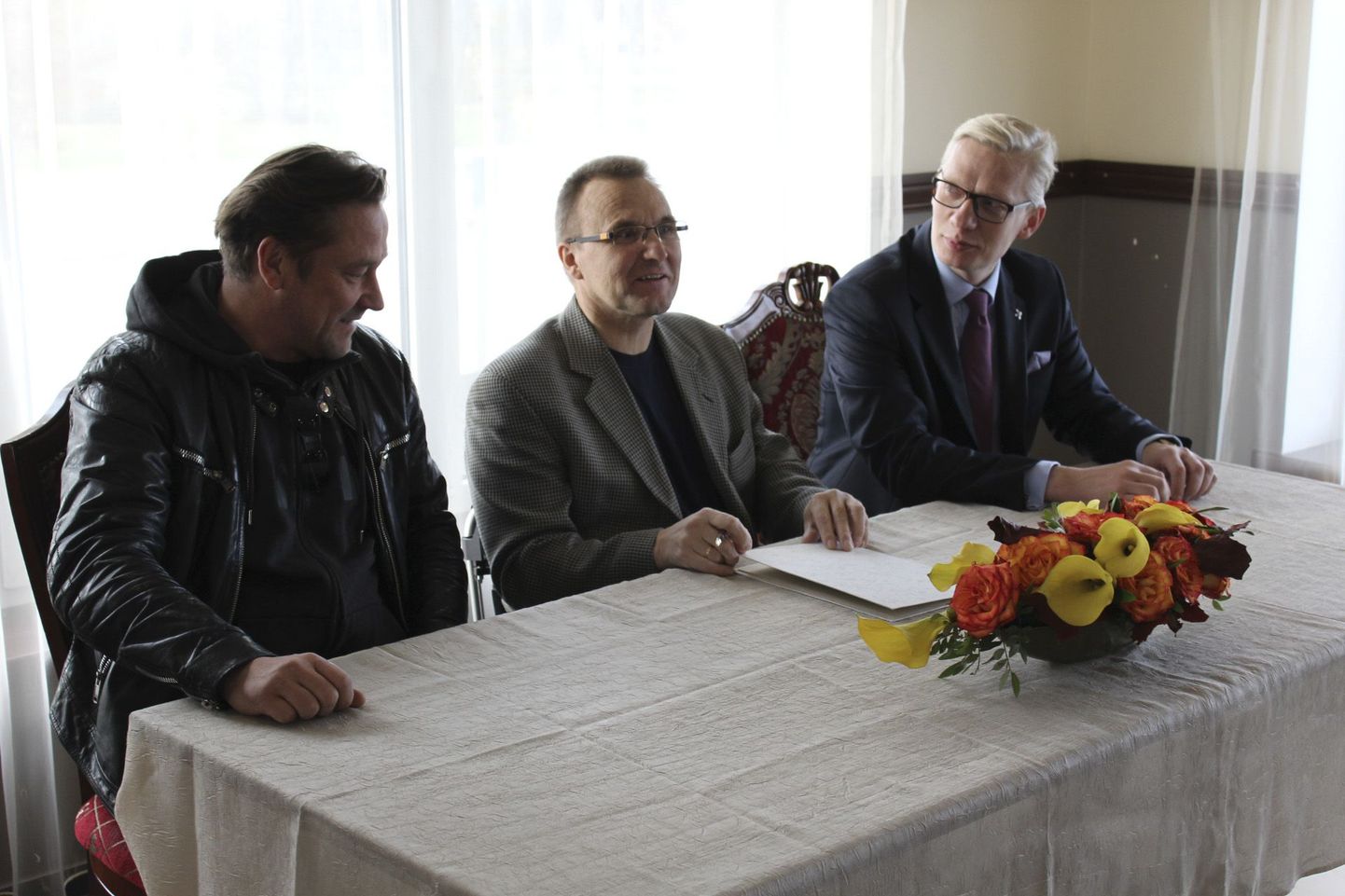 Kadrina koalitsioonileppe allkirjastasid Üllar Saaremäe (vasakult), Madis Viise ja Jaanus Reisner.
