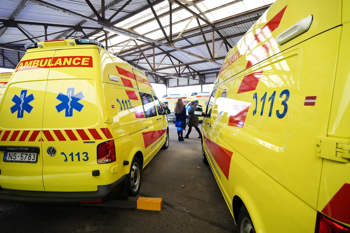 Neatliekamās medicīniskās palīdzības dienesta automašīnas.